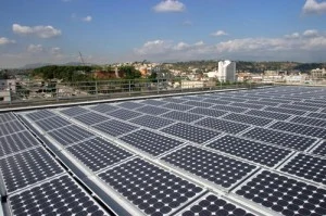 Sistema solare distribuito sul tetto commerciale per la produzione di energia